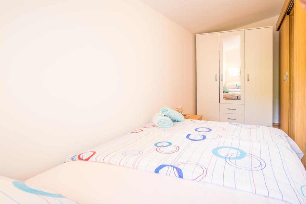 Apartment Karamarko Malinska Extérieur photo